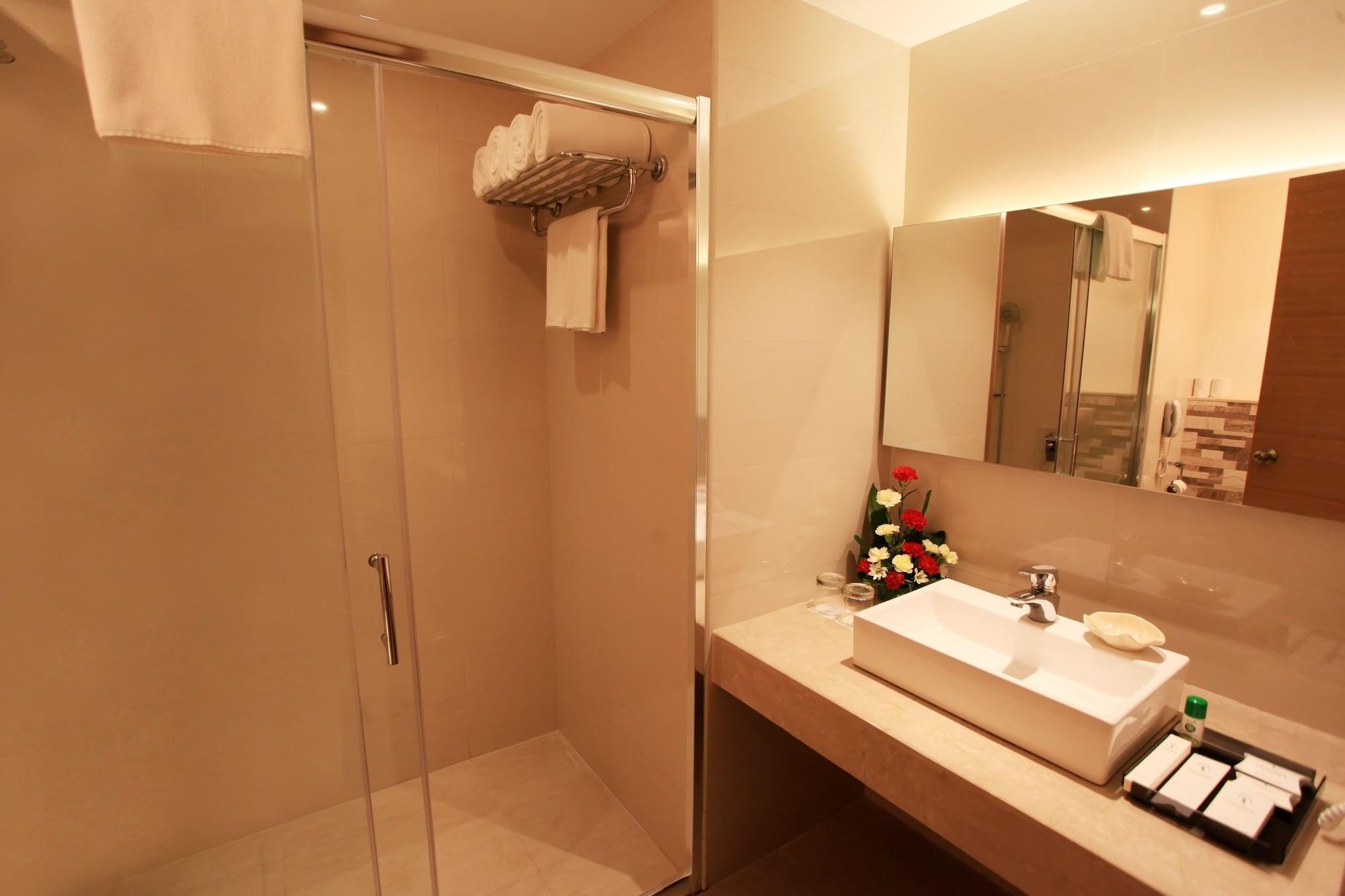 Greenpark Chennai Ngoại thất bức ảnh A shower cubicle