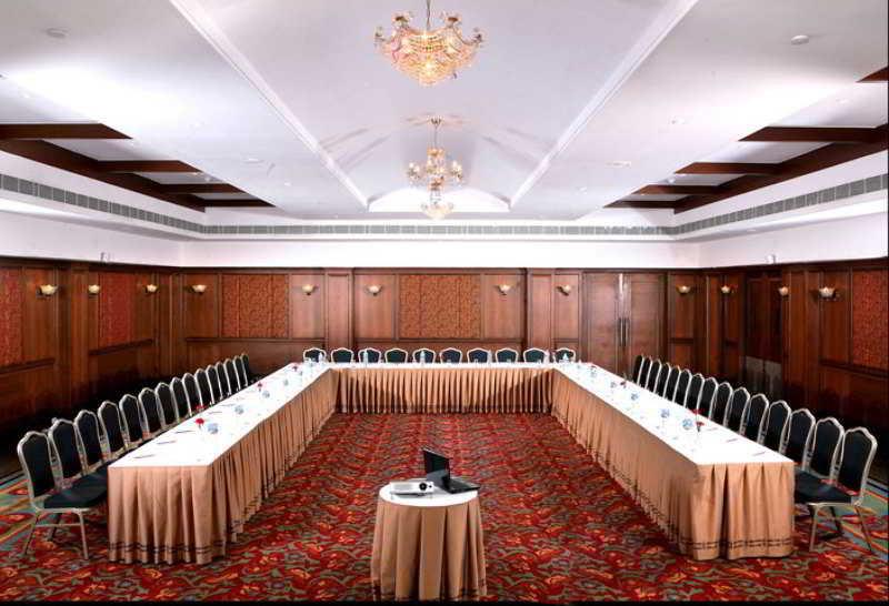 Greenpark Chennai Ngoại thất bức ảnh A meeting room at a hotel