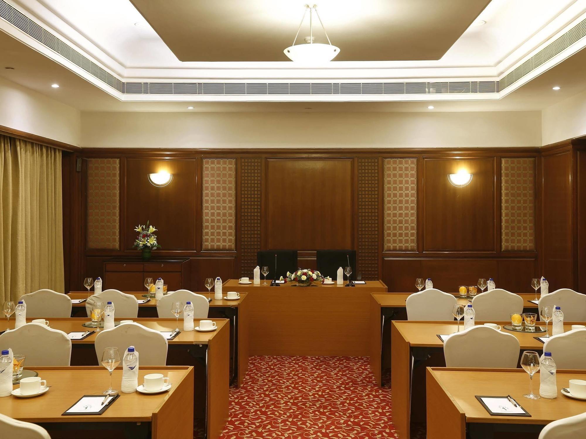 Greenpark Chennai Ngoại thất bức ảnh A meeting room at a hotel