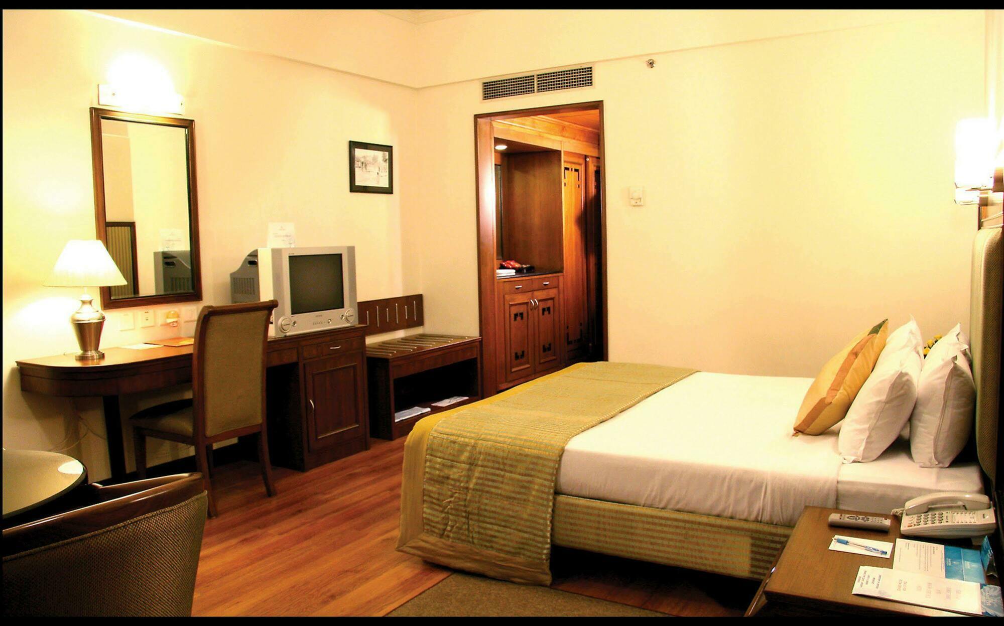 Greenpark Chennai Phòng bức ảnh A room at the Taj Bengal